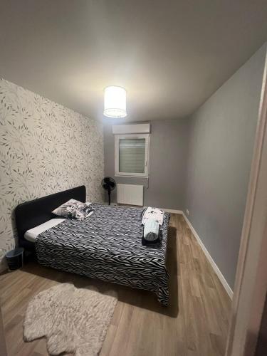 une petite chambre avec un lit et une fenêtre dans l'établissement Appartement Cosy rive gauche, à Rouen