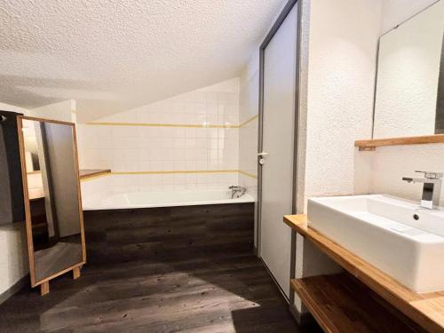 une salle de bain avec un lavabo et une baignoire dans l'établissement Résidence Le De 4 - Appartement 2 pièces pour 6 personnes de 35m² MAE-3881, à La Plagne Tarentaise
