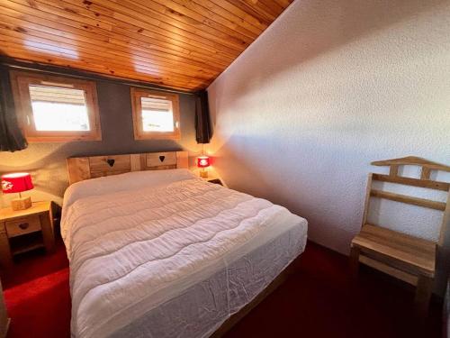 - une chambre avec un lit blanc et 2 fenêtres dans l'établissement Résidence Le De 4 - Appartement 2 pièces pour 6 personnes de 35m² MAE-3881, à La Plagne Tarentaise