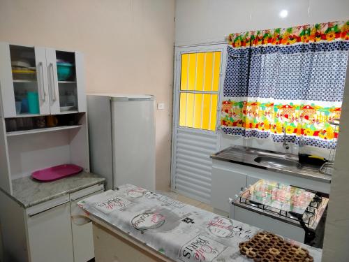 Una cocina o zona de cocina en kitnetes "Recanto Família Gomes"