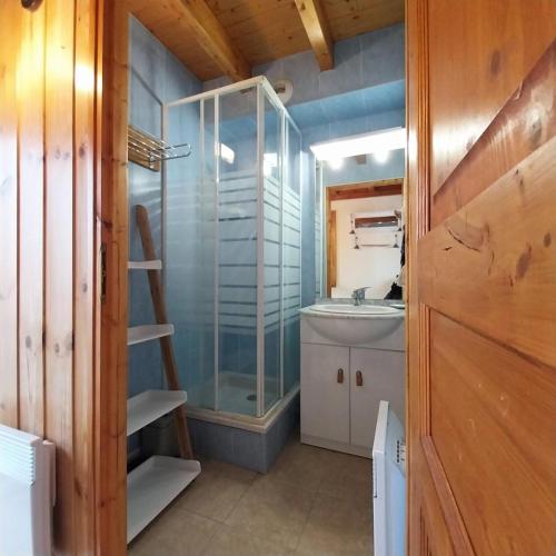 une salle de bain avec une douche en verre et un lavabo dans l'établissement Résidence Means - Superbe T2 avec mezzanine pour 9 personnes sur la station du Réallon MEANS1 MAE-8001, à Réallon