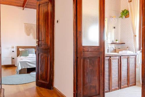 a room with a door and a bedroom with a bed at Albore Guest House in Sassari