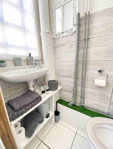 une salle de bain avec un lavabo et une douche dans l'établissement Studio NYO Vieux Port, à Marseille