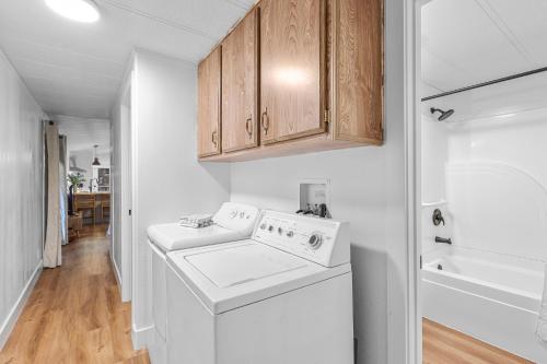 - une buanderie blanche avec lave-linge et sèche-linge dans l'établissement Cave Springs Resort, à Dunsmuir