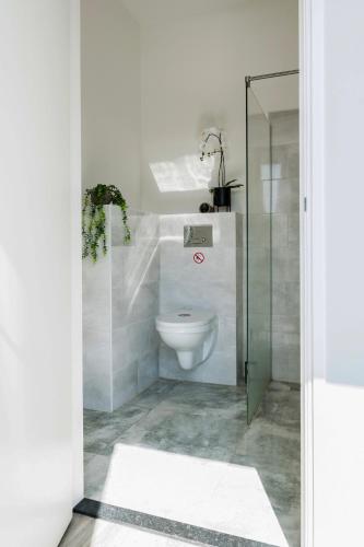 Ένα μπάνιο στο Private Room With Cozy Bed, Bathroom & Wifi