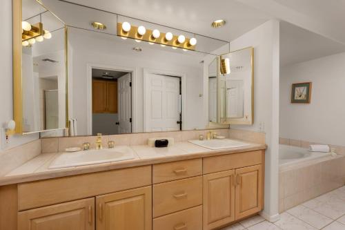 Ένα μπάνιο στο Waikoloa Fairways Unit A207 Golf Ocean View 2BD 2BA