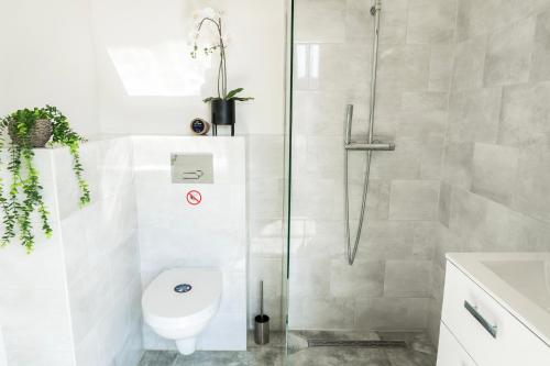 Ένα μπάνιο στο Private Room With Cozy Bed, Bathroom & Wifi