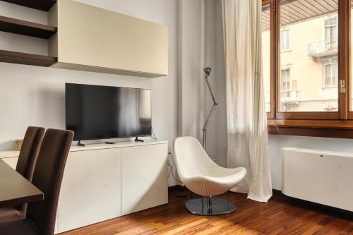 Just Urban Stays - Strategic 1BR Apartment for Duomo & City Life - M1