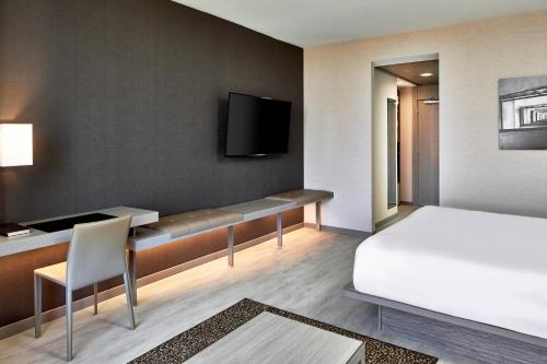 Ένα ή περισσότερα κρεβάτια σε δωμάτιο στο AC Hotel by Marriott Tuscaloosa Downtown