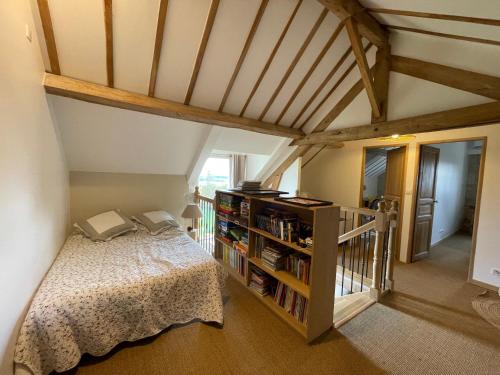 une chambre avec un lit et une étagère dans l'établissement Manoir de famille Beausoleil, à Allonnes