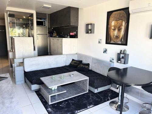 un salon avec un canapé et une table dans l'établissement Résidence Port Nature Colline 8 - Joli Studio T2 - 2 personnes Port Nature Colline 8 Rez de Chaussée MAE-5301, au Cap d'Agde