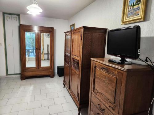 un salon avec une télévision sur un meuble en bois dans l'établissement Résidence Mimosas - Appartement T3 de 5 couchages dans un domaine arboré de la Coudoulière MAE-4521, à Six-Fours-les-Plages
