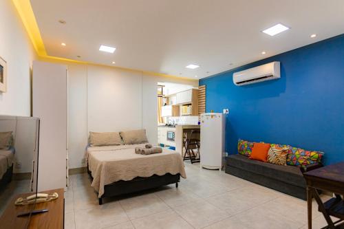 Khu vực ghế ngồi tại SUH Copacabana 14 Cozy Bohemian Beach Subway!