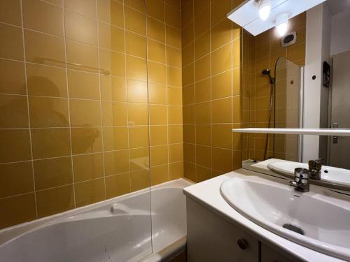 a bathroom with a sink and a bath tub at Résidence Hauts De Peyragudes Mp - T2/6pers -HAUT DE PEYRAGUDES A1- Peyresourde MAE-7531 in Germ