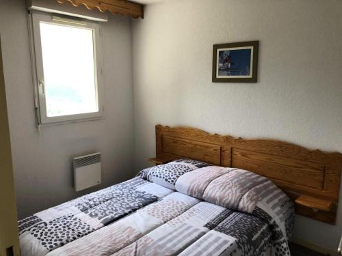 une chambre avec un lit et une fenêtre dans l'établissement Résidence Hauts De Peyragudes Mp - T2/6pers -HAUT DE PEYRAGUDES B12- Peyresourde MAE-7551, à Germ
