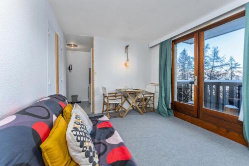 d'un salon avec un canapé et un balcon. dans l'établissement Résidence Le Belvedere - Charmant studio pour 2 personnes aux Orres 1650 MAE-7621, aux Orres