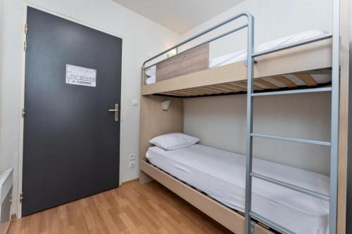 Cette chambre comprend 2 lits superposés et une porte. dans l'établissement Résidence Les Terrasses Du Soleil D'or - Studio 4 personnes pour un séjour skis aux pieds MAE-7631, aux Orres