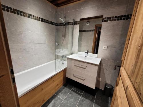 ein Badezimmer mit Waschbecken, Badewanne und Dusche in der Unterkunft Résidence Le Criterium - Résidence Le Critérium 3Chalet E Appartement 4 MAE-7721 in Lanslebourg-Mont-Cenis