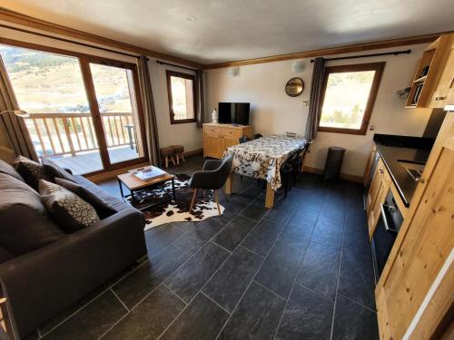 un salon avec un canapé et une table dans l'établissement Résidence Le Criterium - 3 Pièces pour 6 Personnes MAE-7731, à Lanslebourg-Mont-Cenis