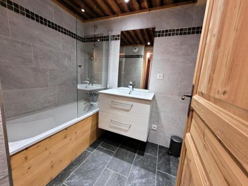 ein Badezimmer mit Badewanne, Waschbecken und Dusche in der Unterkunft Résidence Le Criterium - Résidence Le Critérium 3Chalet E Appartement 8 MAE-7751 in Lanslebourg-Mont-Cenis