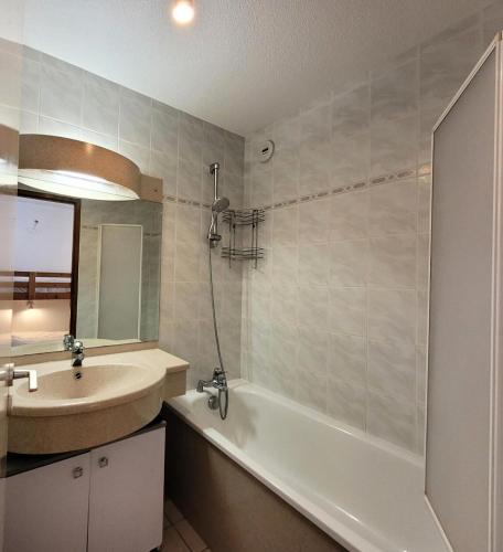 une salle de bain avec un lavabo et une baignoire et un lavabo dans l'établissement Résidence Le Soliet Ii - 2 Pièces pour 6 Personnes MAE-7771, à Bessans