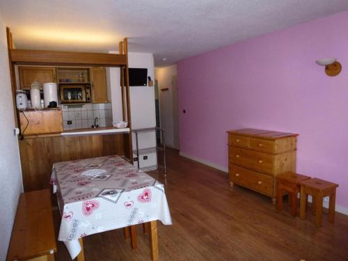 ベッサンにあるRésidence Albaron - Studio coin montagne - 4 personnes MAE-7801のテーブルと冷蔵庫のある小さなキッチン