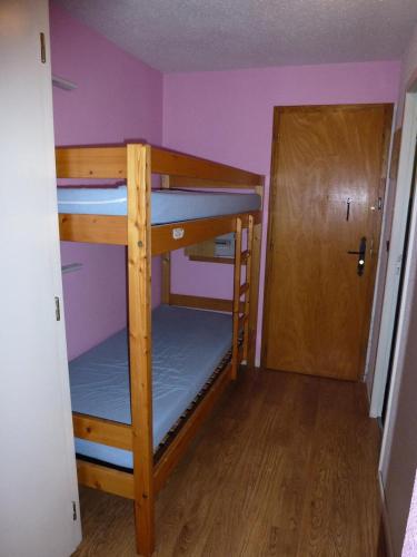 Cette chambre dispose de lits superposés avec 2 lits superposés et une porte. dans l'établissement Résidence Albaron - Studio pour 4 Personnes MAE-7801, à Bessans