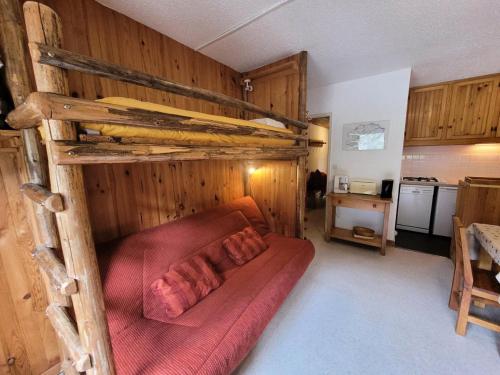 Cette chambre comprend une mezzanine et une cuisine. dans l'établissement Résidence Trolle-soldanelle - Appartement 4 personnes fonctionnel MAE-7811, à Bonneval-sur-Arc