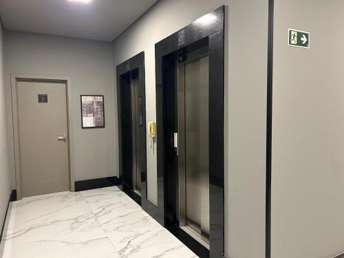 a hallway with two elevators in a building at Apartamento em Xangri-lá in Xangri-lá