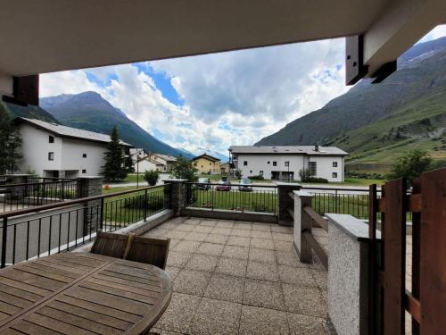 a balcony with a table and a view of mountains at Résidence Les Balcons Des Curtious - Studio pour 4 Personnes MAE-7831 in Bessans