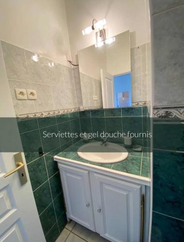 une salle de bain avec un lavabo et un miroir dans l'établissement Le Mayhana - Joliette, à Marseille