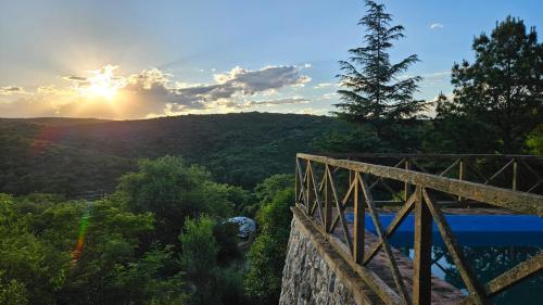 vistas a la puesta de sol desde un puente de madera en Casa planta alta 2 dormitorios, en Valle Hermoso