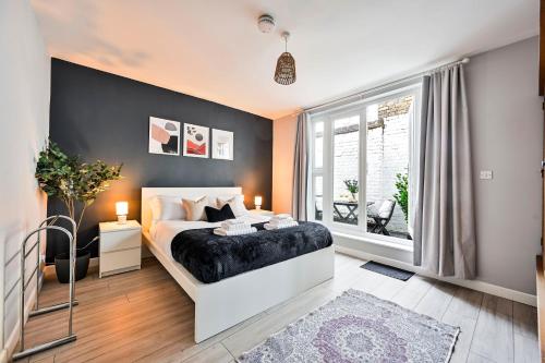 a bedroom with a bed and a window at Long Stays Angel Apartment with Terrace in London