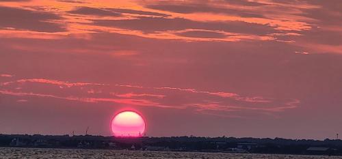 a sunset with the sun in the sky at Quality Inn & Suites Gulf Breeze Bayside near Pensacola Beach in Gulf Breeze