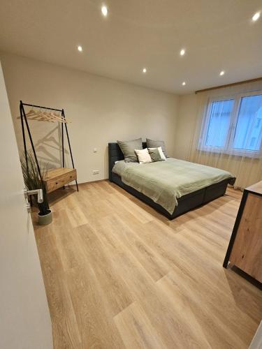 a bedroom with a bed and a wooden floor at Zu Gast im Goldparadies, Ferienwohnung in Sulzbach-Rosenberg