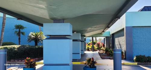 a building with blue lights in front of a building at Quality Inn & Suites Gulf Breeze Bayside near Pensacola Beach in Gulf Breeze