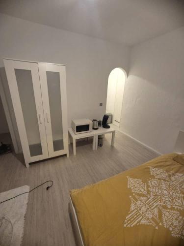 a bedroom with a bed and a table and a mirror at Schicke Wohnung, Innenstadt, beliebtes Viertel in Cologne