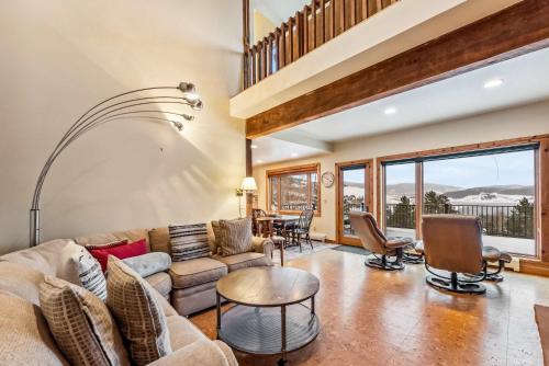 un salon avec un canapé et une table dans l'établissement Dillon Retreat with Lake Views and Private Hot Tub, à Dillon