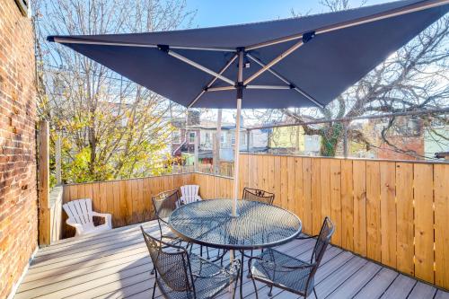 Balkoni atau teres di 1 Mi to Dtwn Townhome with Patio in Baltimore!
