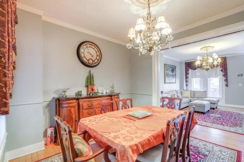 Ruang duduk di 1 Mi to Dtwn Townhome with Patio in Baltimore!