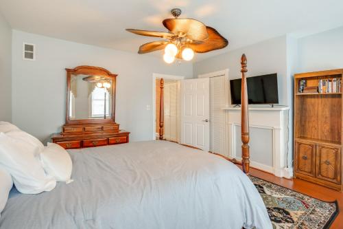 Katil atau katil-katil dalam bilik di 1 Mi to Dtwn Townhome with Patio in Baltimore!