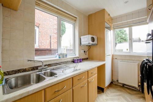 Kuchyň nebo kuchyňský kout v ubytování 5-bedroom home in trendy Dibsbury area Manchester with parking