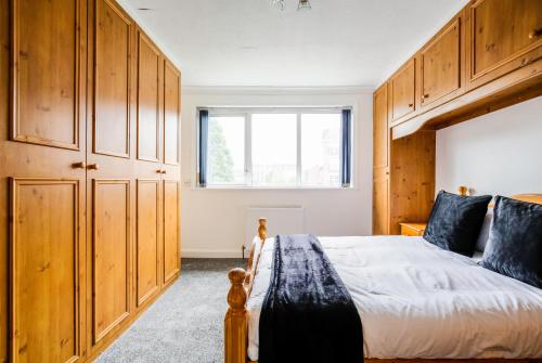 Postel nebo postele na pokoji v ubytování 5-bedroom home in trendy Dibsbury area Manchester with parking