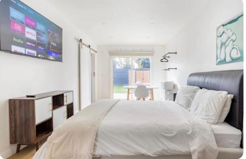 Postel nebo postele na pokoji v ubytování Charming one bed one bath privet studio