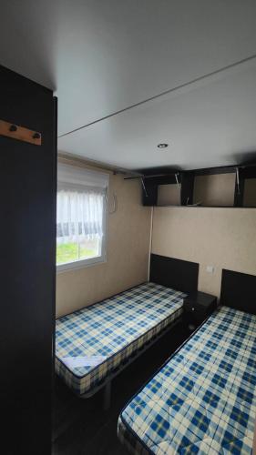 Letto o letti in una camera di location saisonnière Mobil-home à St Augustin sur mer en Charente-Maritime 17570