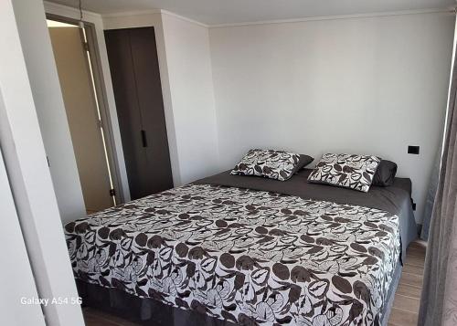 1 dormitorio con 1 cama y 2 almohadas en Edificio o2, en Santiago