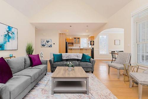 a living room with a couch and a table at Stoney Creek Cottage Minutes to Wintergreen in Nellysford