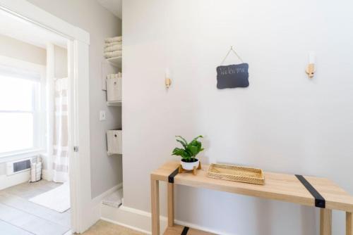 Ένα μπάνιο στο Downtown House Sleeps 10 with 3 King Beds and More