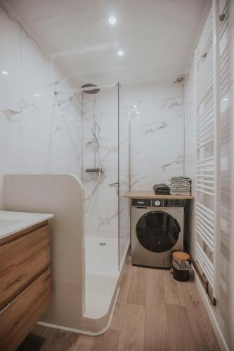 une cuisine avec une douche vitrée et un four micro-ondes dans l'établissement Maison avec jardin - Centre ville de Cambrai, à Cambrai