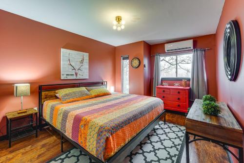 タナーズビルにあるMtn-View Gem with Deck and Hot Tub in Tannersvilleのオレンジ色の壁のベッドルーム1室、ベッド1台、テーブルが備わります。